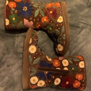 UGG WAHINE FLOWERED EMBROIDERED BOOTS